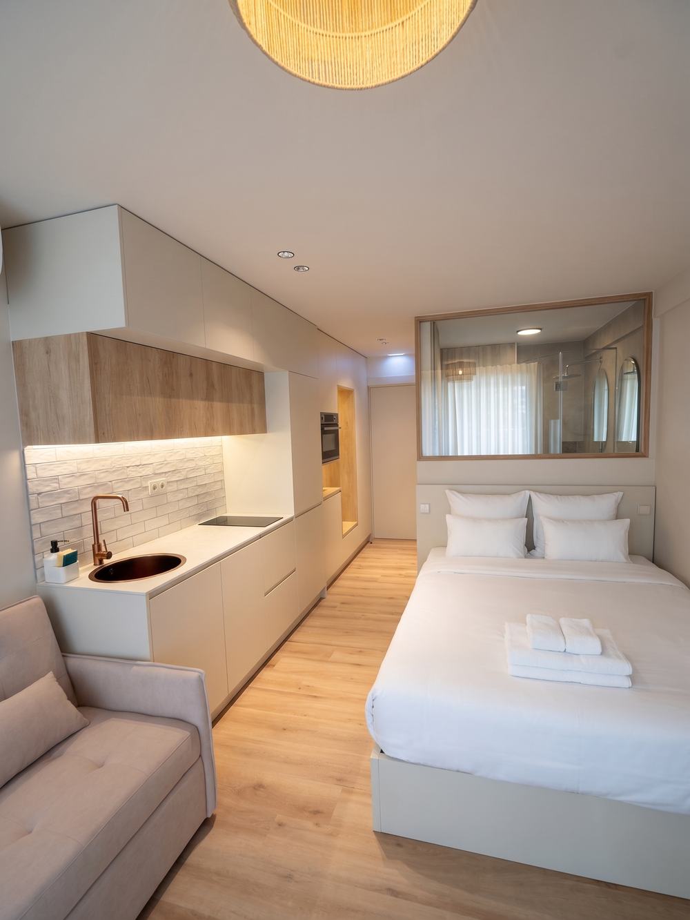 Estúdio Coast Igloo: cama de casal, sofá e cozinha no mesmo espaço