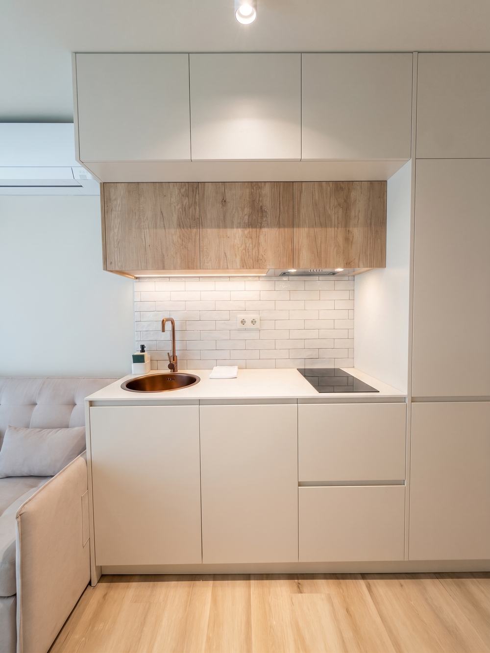 Cozinha do estúdio com placa de indução, lava-loiça e armários