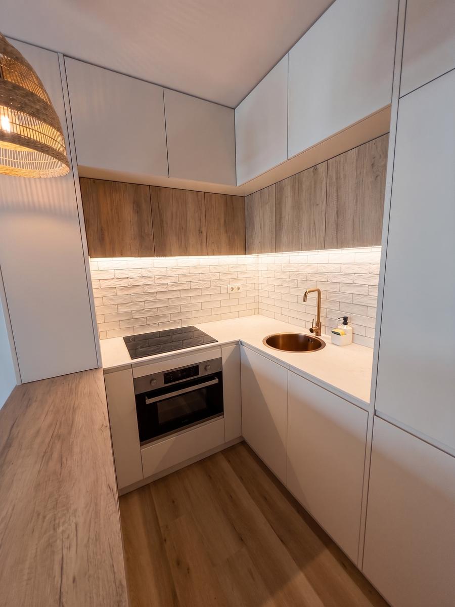 Cozinha do T1 com forno, placa de indução e lava-loiça