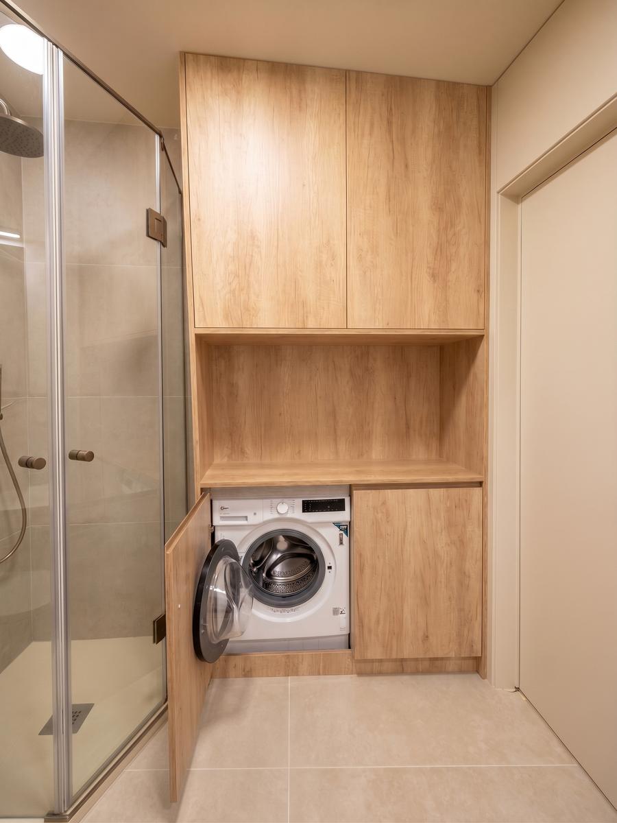 Máquina de lavar e secar roupa embutida na casa de banho do T1