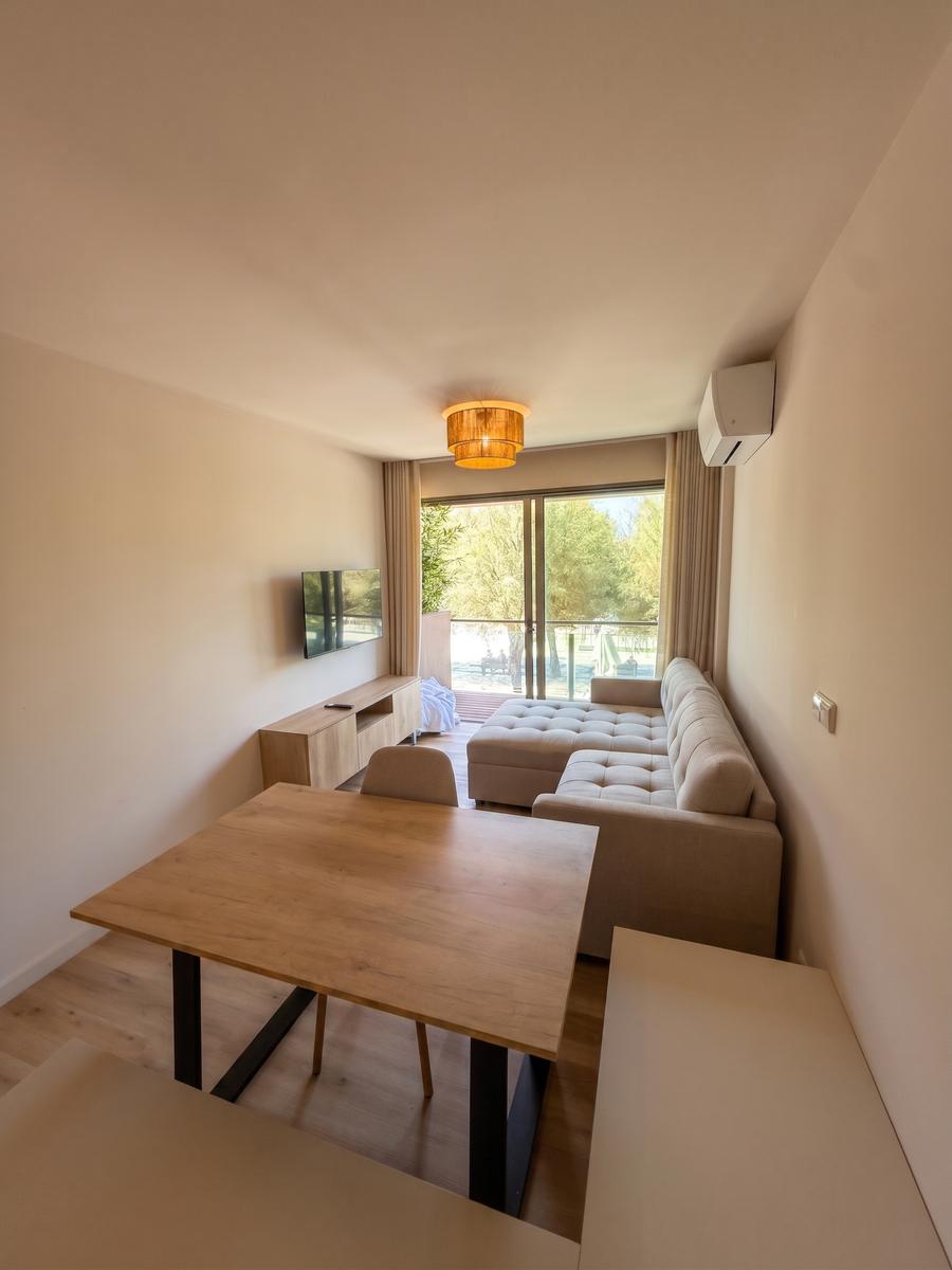Sala do T1 vista da cozinha, com porta para a varanda